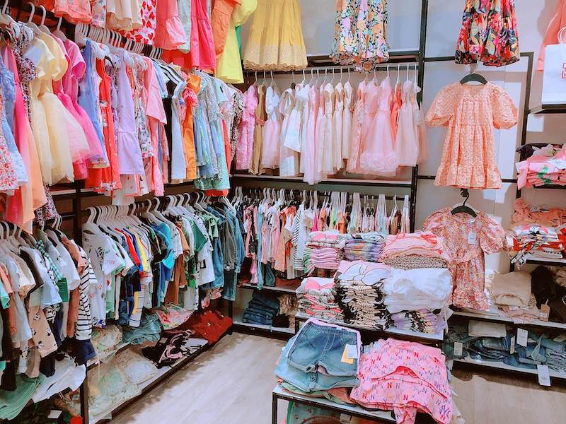 Kệ treo quần áo shop trẻ em dạng đơn giản