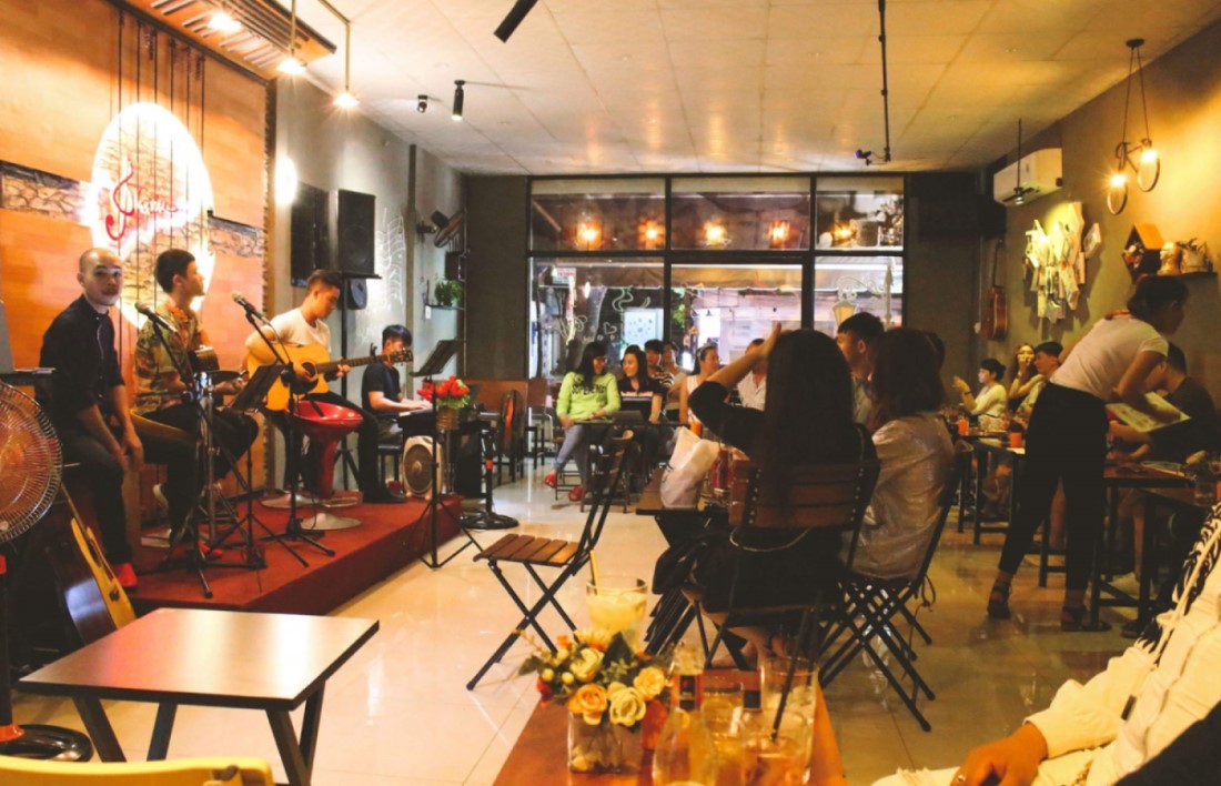 nhạc cụ tại quán cafe acoustic đa dạng mẫu mã