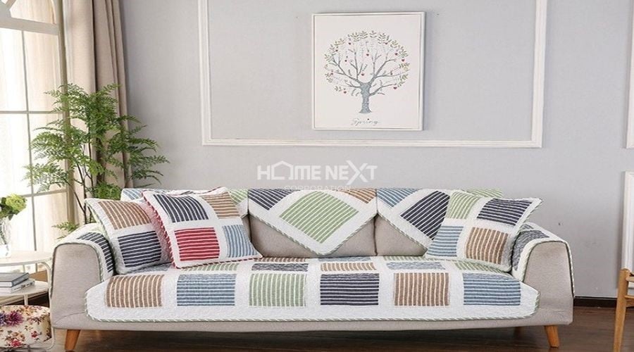 Chiếc ghế sofa với tấm thảm có họa tiết rực rỡ mang lại nguồn năng lượng tích cực cho căn hộ