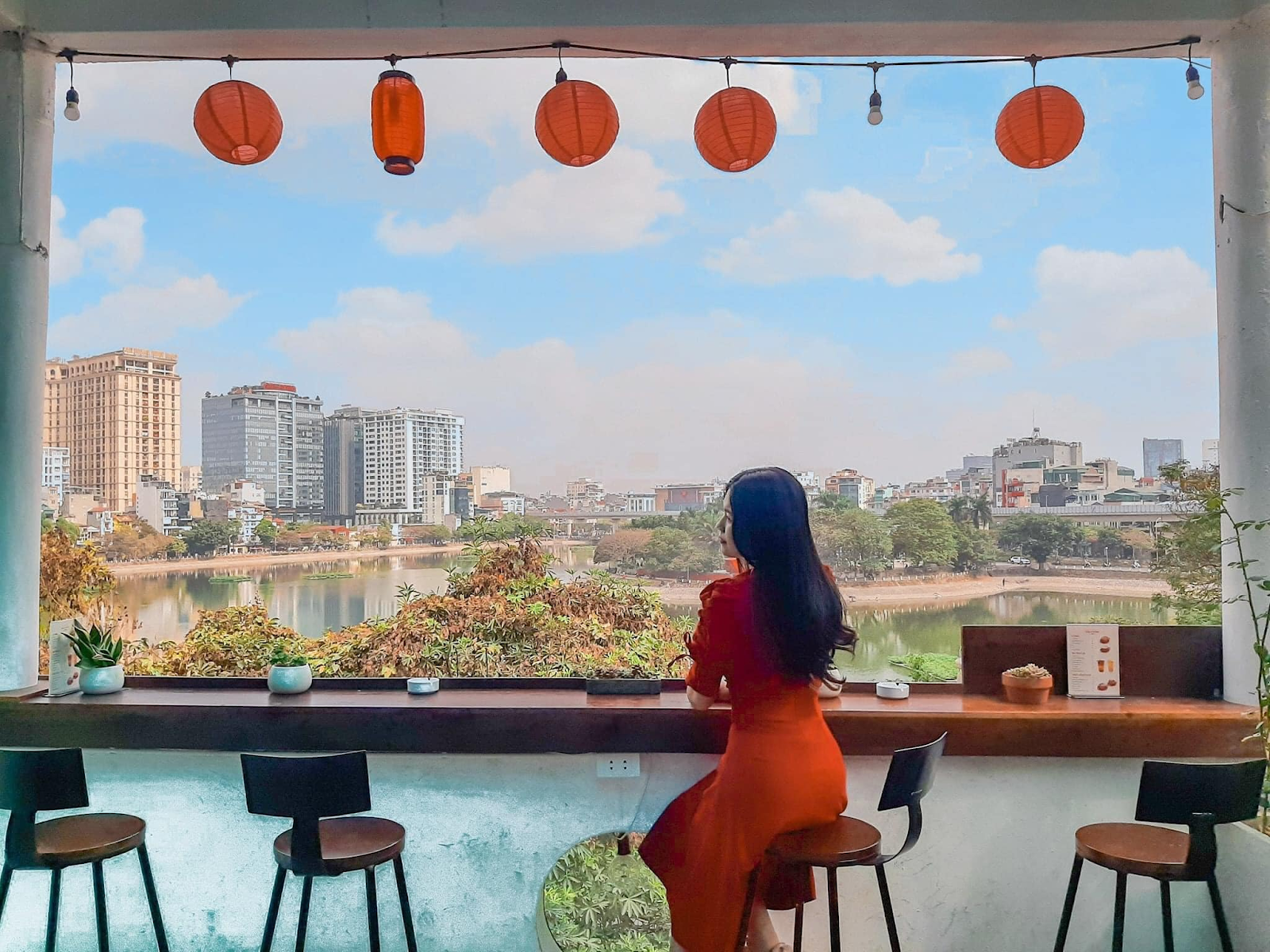 Era Coffee có không gian view hồ thoáng đãng